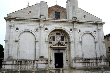 TEMPIO MALATESTIANO e SPIAGGIA di Rimini. Fotografie di Giulio Azzarello &copy;2016.