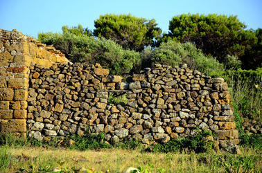 ISOLA DI USTICA pietre. Fotografie di Giulio Azzarello &copy;2016.