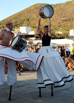 TRAMPOLIERI A LINOSA in Sicilia tutti i momenti dello spettacolo. Fotografie di Giulio Azzarello &copy;2014.