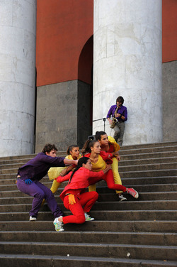 DANZE URBANE contemporanee per le vie di Palermo. Fotografie di Giulio Azzarello &copy;2014.