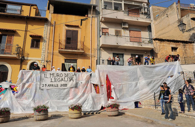 IL MURO DELL ANTIMAFIA e della legalit&agrave; a Partinico in Sicilia. Fotografie di Giulio Azzarello &copy;2014.