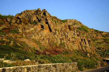 ISOLA DI USTICA la costa. Fotografie di Giulio Azzarello &copy;2016.