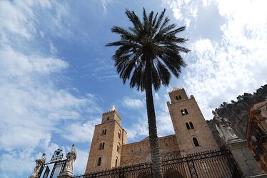 CEFALU e il suo Duomo in Sicilia. Fotografie di Giulio Azzarello &copy;2014.