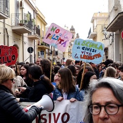 AFROCHE. Fotografie di Giulio Azzarello ©2024. AFROCHE. Fotografie di Giulio Azzarello ©2024.