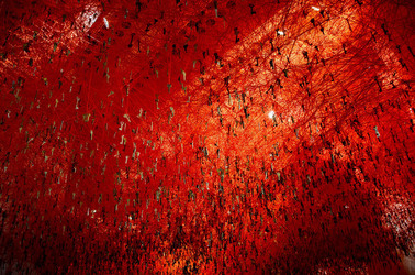 BIENNALE di VENEZIA padiglione giapponese. Foto di Giulio Azzarello &copy;2015 2016. Opera di Chiharu Shiota The KEY in the HAND .