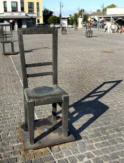 LA SEDIA DELLA MEMORIA nel quartiere ebraico di Cracovia. Fotografie di Giulio Azzarello &copy;2016.