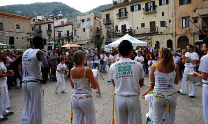 DANZE BRASILIANE E DANZATORI MULTIETNICI a Monreale in Sicilia. Fotografie di Giulio Azzarello &copy;2014.