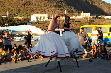 TRAMPOLIERI A LINOSA in Sicilia tutti i momenti dello spettacolo. Fotografie di Giulio Azzarello &copy;2014.
