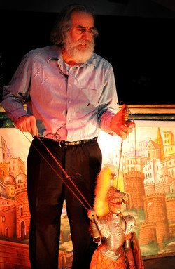 OPERA DEI PUPI di Mimmo Cuticchio in uno spettacolo natalizio a Palermo. Fotografie di Giulio Azzarello ©2014. OPERA DEI PUPI di Mimmo Cuticchio in uno spettacolo natalizio a Palermo. Fotografie di Giulio Azzarello ©2014.