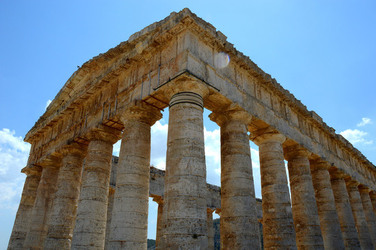 SEGESTA il sito archeologico il teatro greco e l acropoli. Panorami e particolari. Fotografie di Giulio Azzarello &copy;2014.