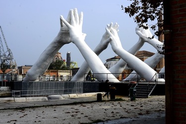 LE MANI DI LORENZO QUENN Biennale di Venezia. Fotografie di Giulio Azzarello &copy;2020.
