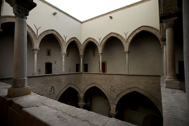 LOGGIATO arabo normanno allo Steri di Palermo. Fotografie di Giulio Azzarello &copy;2014.