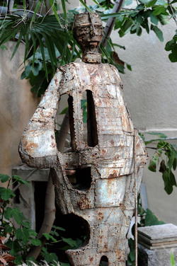 ANGELO DENARO pittore artista siciliano con la sua scultura di ferro. Fotografie di Giulio Azzarello &copy;2014.