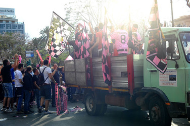 I TIFOSI DEL PALERMO CALCIO in piazza per festeggiare. Fotografie di Giulio Azzarello ©2014. I TIFOSI DEL PALERMO CALCIO in piazza per festeggiare. Fotografie di Giulio Azzarello ©2014.