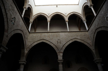 LOGGIATO arabo normanno allo Steri di Palermo. Fotografie di Giulio Azzarello &copy;2014.