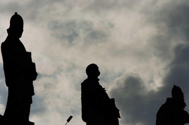 LE SCULTURE DI SAN PIETRO sopra il colonnato a Roma. Fotografie di Giulio Azzarello &copy;2014.