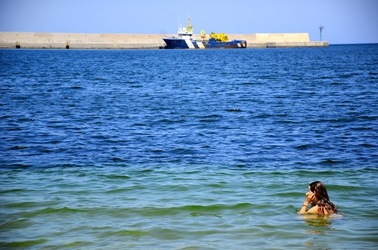 LA RAGAZZA e il mare fotografie di Giulio Azzarello &copy;2019.