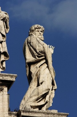 LE SCULTURE DI SAN PIETRO sopra il colonnato a Roma. Fotografie di Giulio Azzarello &copy;2014.