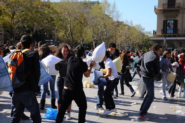 LOTTA DI CUSCINI flash mob fotografie di Giulio Azzarello ©2014. LOTTA DI CUSCINI flash mob fotografie di Giulio Azzarello ©2014.