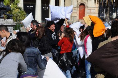LOTTA DI CUSCINI flash mob fotografie di Giulio Azzarello ©2014. LOTTA DI CUSCINI flash mob fotografie di Giulio Azzarello ©2014.