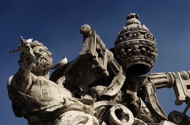 LE SCULTURE DI SAN PIETRO sopra il colonnato a Roma. Fotografie di Giulio Azzarello &copy;2014.