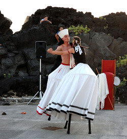 TRAMPOLIERI A LINOSA in Sicilia tutti i momenti dello spettacolo. Fotografie di Giulio Azzarello &copy;2014.