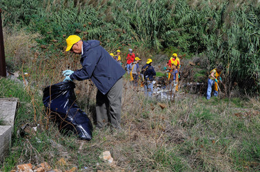 LA BONIFICA delle coste a Palermo una azione simbolica di Lega Ambiente Sicilia. Fotografie di Giulio Azzarello &copy;2014.