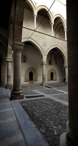 LOGGIATO arabo normanno allo Steri di Palermo. Fotografie di Giulio Azzarello &copy;2014.