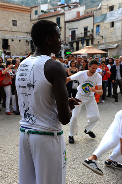 DANZE BRASILIANE E DANZATORI MULTIETNICI a Monreale in Sicilia. Fotografie di Giulio Azzarello &copy;2014.