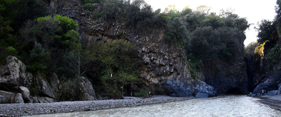 GOLE DELL ALCANTARA in Sicilia. Fotografie di Giulio Azzarello &copy;2016.