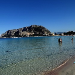 MONDELLO. Fotografie di Giulio Azzarello ©2024. MONDELLO. Fotografie di Giulio Azzarello ©2024.