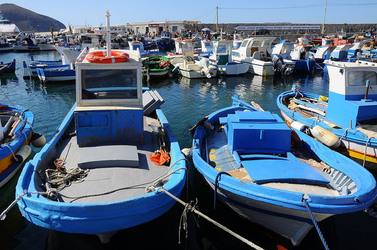 Il PORTO DI FAVIGNANA in Sicilia visioni panoramiche o particolari. Fotografie di Giulio Azzarello &copy;2014.