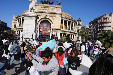 LOTTA DI CUSCINI flash mob fotografie di Giulio Azzarello ©2014. LOTTA DI CUSCINI flash mob fotografie di Giulio Azzarello ©2014.