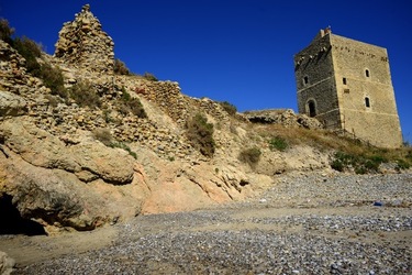 CASTELLO di Campofelice di Roccella. Fotografie di Giulio Azzarello &copy;2020.