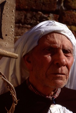 LA CERCA processione religiosa. Fotografie di Giulio Azzarello &copy;1996 2021.