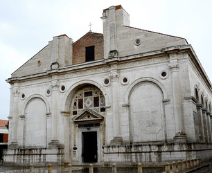 TEMPIO MALATESTIANO e SPIAGGIA di Rimini. Fotografie di Giulio Azzarello &copy;2016.
