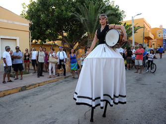 TRAMPOLIERI A LINOSA in Sicilia tutti i momenti dello spettacolo. Fotografie di Giulio Azzarello &copy;2014.