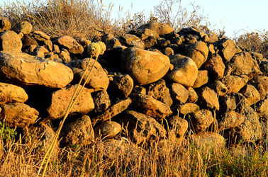 ISOLA DI USTICA pietre. Fotografie di Giulio Azzarello &copy;2016.
