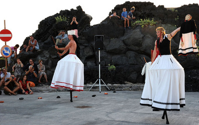 TRAMPOLIERI A LINOSA in Sicilia tutti i momenti dello spettacolo. Fotografie di Giulio Azzarello &copy;2014.