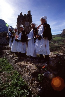 LA CERCA processione religiosa. Fotografie di Giulio Azzarello &copy;1996 2021.