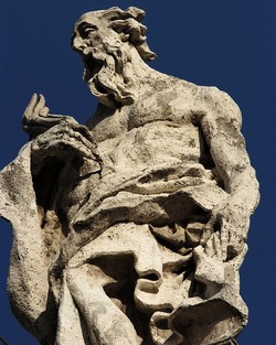 LE SCULTURE DI SAN PIETRO sopra il colonnato a Roma. Fotografie di Giulio Azzarello &copy;2014.
