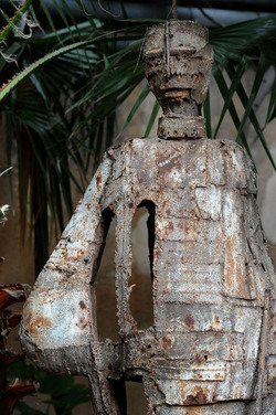 ANGELO DENARO pittore artista siciliano con la sua scultura di ferro. Fotografie di Giulio Azzarello &copy;2014.