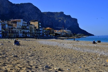 MARE e SPIAGGIA fotografie di Giulio Azzarello ©2019. MARE e SPIAGGIA fotografie di Giulio Azzarello ©2019.