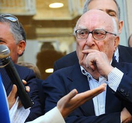 CAMILLERI e MONTALBANO a Porto Empedocle Agrigento . Fotografie di Giulio Azzarello ©2014. CAMILLERI e MONTALBANO a Porto Empedocle Agrigento . Fotografie di Giulio Azzarello ©2014.