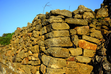 ISOLA DI USTICA pietre. Fotografie di Giulio Azzarello &copy;2016.