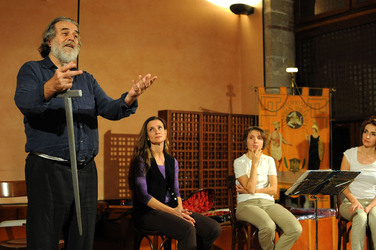 CARLO MAGNO spettacolo epico di e con Mimmo Cuticchio. Fotografie di Giulio Azzarello &copy;2014.