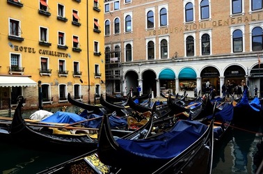 VENEZIA fotografie di Giulio Azzarello &copy;2022.