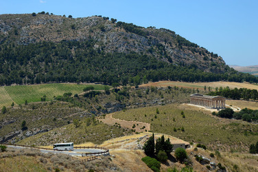 SEGESTA il sito archeologico il teatro greco e l acropoli. Panorami e particolari. Fotografie di Giulio Azzarello &copy;2014.