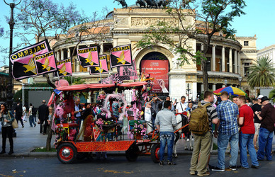 I TIFOSI DEL PALERMO CALCIO in piazza per festeggiare. Fotografie di Giulio Azzarello ©2014. I TIFOSI DEL PALERMO CALCIO in piazza per festeggiare. Fotografie di Giulio Azzarello ©2014.