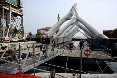 LE MANI DI LORENZO QUENN Biennale di Venezia. Fotografie di Giulio Azzarello &copy;2020.